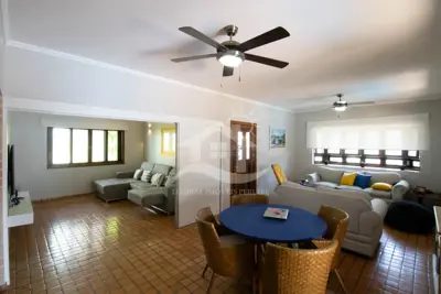 Casa - Sobrado com 5 dormitórios (sendo 5 suite(s)) a 600,00 metros praia.