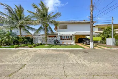 Casa - Sobrado com 5 dormitórios (sendo 5 suite(s)) a 600,00 metros praia.