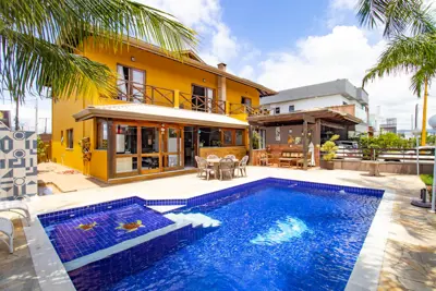 Casa - Sobrado com 4 dormitórios (sendo 4 suite(s)) a 2,00 metros praia.