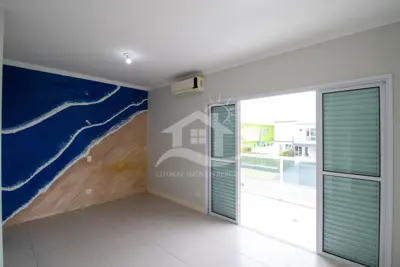 Casa - Assobradada com 4 dormitórios (sendo 4 suite(s)) a 1,00 metros praia.