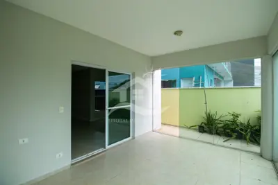 Casa - Assobradada com 4 dormitórios (sendo 4 suite(s)) a 1,00 metros praia.