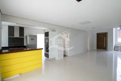 Casa - Assobradada com 4 dormitórios (sendo 4 suite(s)) a 1,00 metros praia.