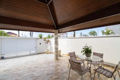 Casa - Sobrado com 3 quartos (sendo 3 suite(s)) a 200,00 metros praia.