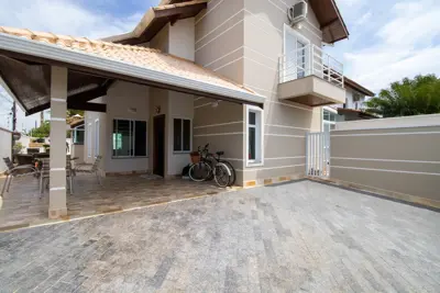 Casa - Sobrado com 3 quartos (sendo 3 suite(s)) a 200,00 metros praia.