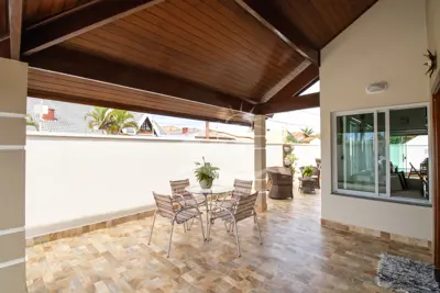Casa - Sobrado com 3 quartos (sendo 3 suite(s)) a 200,00 metros praia.