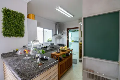 Casa - Sobrado com 3 quartos (sendo 3 suite(s)) a 200,00 metros praia.
