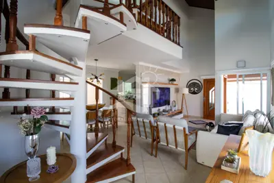 Casa - Sobrado com 3 quartos (sendo 3 suite(s)) a 200,00 metros praia.