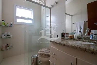 Casa - Sobrado com 3 quartos (sendo 3 suite(s)) a 200,00 metros praia.
