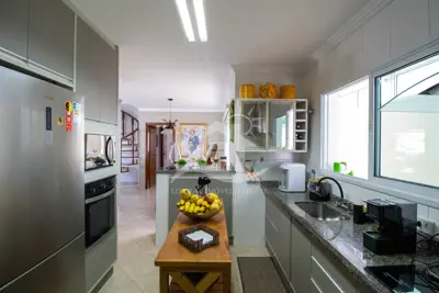Casa - Sobrado com 3 quartos (sendo 3 suite(s)) a 200,00 metros praia.