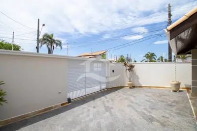 Casa - Sobrado com 3 quartos (sendo 3 suite(s)) a 200,00 metros praia.