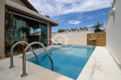 Casa - Sobrado com 3 quartos (sendo 3 suite(s)) a 200,00 metros praia.