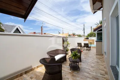 Casa - Sobrado com 3 quartos (sendo 3 suite(s)) a 200,00 metros praia.