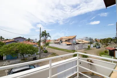 Casa - Sobrado com 3 quartos (sendo 3 suite(s)) a 200,00 metros praia.
