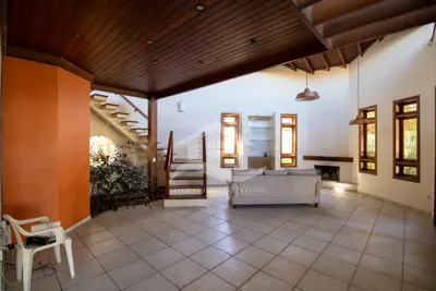 Casa - Sobrado Parte Superior com 5 dormitórios (sendo 5 suite(s)) a 800,00 metros praia.