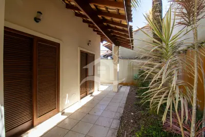 Casa - Sobrado Parte Superior com 5 dormitórios (sendo 5 suite(s)) a 800,00 metros praia.