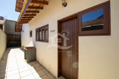 Casa - Sobrado Parte Superior com 5 dormitórios (sendo 5 suite(s)) a 800,00 metros praia.
