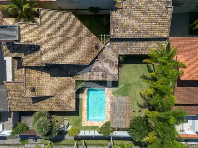 Casa - Sobrado Parte Superior com 5 dormitórios (sendo 5 suite(s)) a 800,00 metros praia.