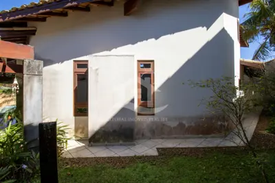 Casa - Sobrado Parte Superior com 5 dormitórios (sendo 5 suite(s)) a 800,00 metros praia.