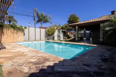 Casa - Sobrado Parte Superior com 5 dormitórios (sendo 5 suite(s)) a 800,00 metros praia.