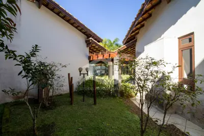 Casa - Sobrado Parte Superior com 5 dormitórios (sendo 5 suite(s)) a 800,00 metros praia.