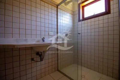 Casa - Sobrado Parte Superior com 5 dormitórios (sendo 5 suite(s)) a 800,00 metros praia.