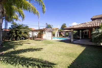 Casa - Sobrado Parte Superior com 5 dormitórios (sendo 5 suite(s)) a 800,00 metros praia.