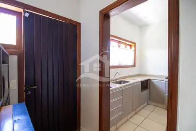 Casa - Sobrado Parte Superior com 5 dormitórios (sendo 5 suite(s)) a 800,00 metros praia.
