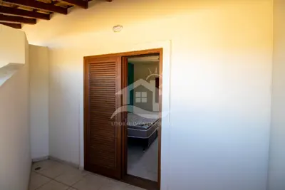 Casa - Sobrado Parte Superior com 5 dormitórios (sendo 5 suite(s)) a 800,00 metros praia.