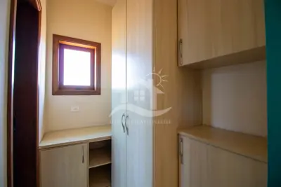 Casa - Sobrado Parte Superior com 5 dormitórios (sendo 5 suite(s)) a 800,00 metros praia.