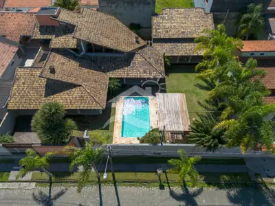 Casa - Sobrado Parte Superior com 5 dormitórios (sendo 5 suite(s)) a 800,00 metros praia.