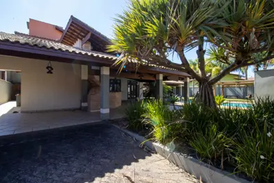 Casa - Sobrado Parte Superior com 5 dormitórios (sendo 5 suite(s)) a 800,00 metros praia.