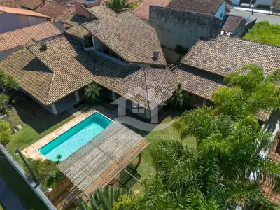 Casa - Sobrado Parte Superior com 5 dormitórios (sendo 5 suite(s)) a 800,00 metros praia.