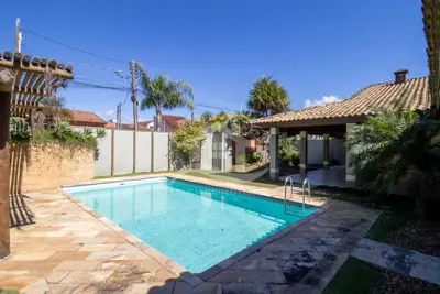 Casa - Sobrado Parte Superior com 5 dormitórios (sendo 5 suite(s)) a 800,00 metros praia.