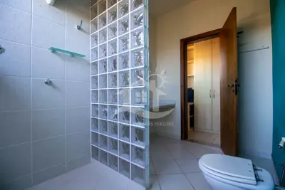 Casa - Sobrado Parte Superior com 5 dormitórios (sendo 5 suite(s)) a 800,00 metros praia.