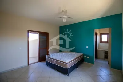 Casa - Sobrado Parte Superior com 5 dormitórios (sendo 5 suite(s)) a 800,00 metros praia.