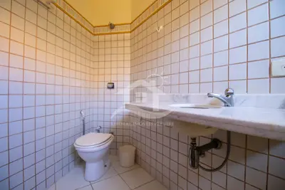 Casa - Sobrado Parte Superior com 5 dormitórios (sendo 5 suite(s)) a 800,00 metros praia.
