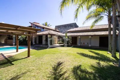 Casa - Sobrado Parte Superior com 5 dormitórios (sendo 5 suite(s)) a 800,00 metros praia.
