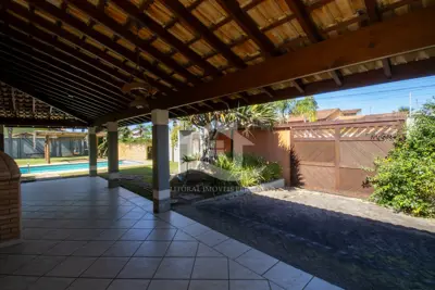 Casa - Sobrado Parte Superior com 5 dormitórios (sendo 5 suite(s)) a 800,00 metros praia.