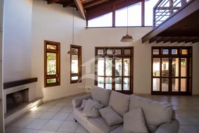 Casa - Sobrado Parte Superior com 5 dormitórios (sendo 5 suite(s)) a 800,00 metros praia.