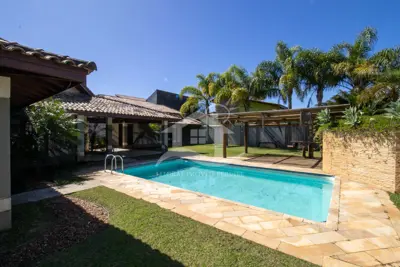 Casa - Sobrado Parte Superior com 5 dormitórios (sendo 5 suite(s)) a 800,00 metros praia.