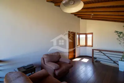 Casa - Sobrado Parte Superior com 5 dormitórios (sendo 5 suite(s)) a 800,00 metros praia.