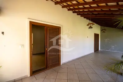 Casa - Sobrado Parte Superior com 5 dormitórios (sendo 5 suite(s)) a 800,00 metros praia.