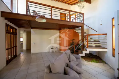 Casa - Sobrado Parte Superior com 5 dormitórios (sendo 5 suite(s)) a 800,00 metros praia.