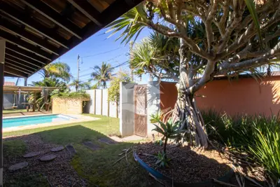 Casa - Sobrado Parte Superior com 5 dormitórios (sendo 5 suite(s)) a 800,00 metros praia.