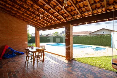 Casa - Sobrado com 4 dormitórios (sendo 2 suite(s)) a 600,00 metros praia.