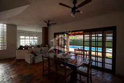 Casa - Sobrado com 4 dormitórios (sendo 2 suite(s)) a 600,00 metros praia.