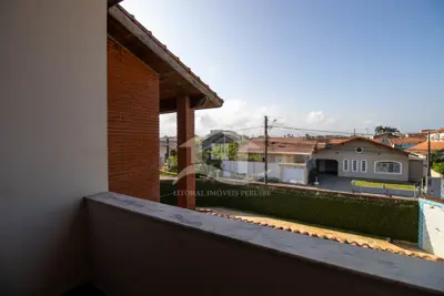 Casa - Sobrado com 4 dormitórios (sendo 2 suite(s)) a 600,00 metros praia.