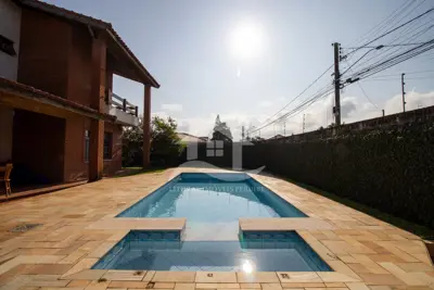 Casa - Sobrado com 4 dormitórios (sendo 2 suite(s)) a 600,00 metros praia.
