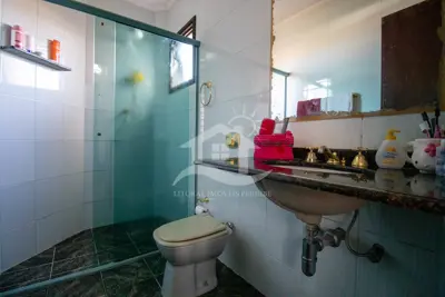 Casa - Sobrado com 4 dormitórios (sendo 2 suite(s)) a 600,00 metros praia.