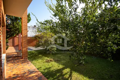 Casa - Sobrado com 4 dormitórios (sendo 2 suite(s)) a 600,00 metros praia.